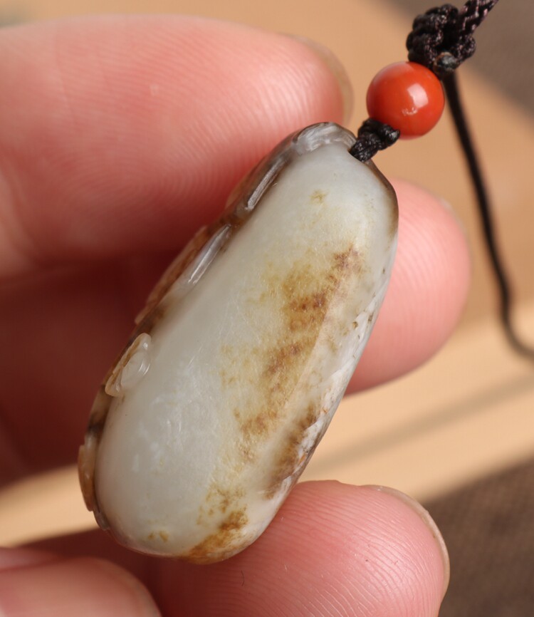 新疆和田玉黑皮白玉籽料花鸟吊坠天然真皮玉石独籽油烟皮喜上眉梢