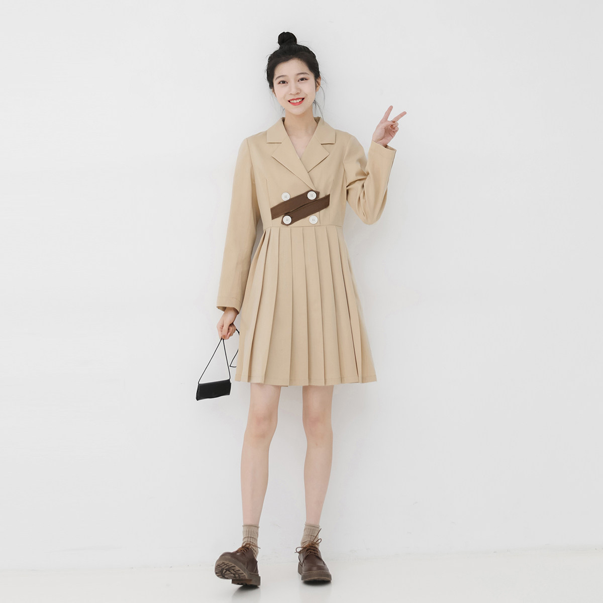 金大班度假2020春装新款轻熟风收腰西装领百褶连衣短裙子女设计感