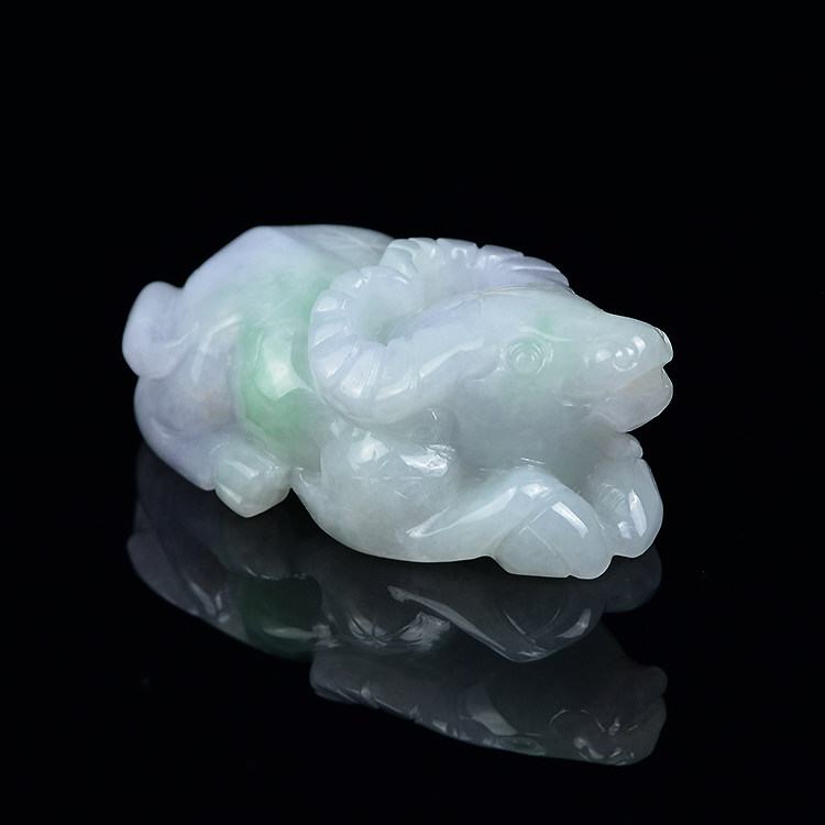 翡翠大号生肖玉牛吊坠淡绿色缅甸玉石立体挂件颈饰
