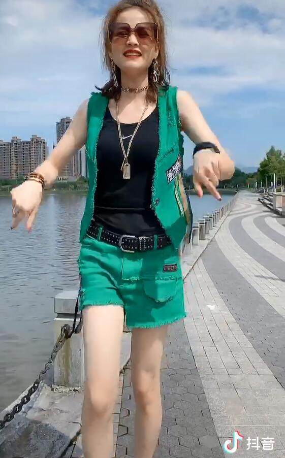 秋姐穿搭抖音同款绿色毛边破洞马甲休闲短裤时尚套装