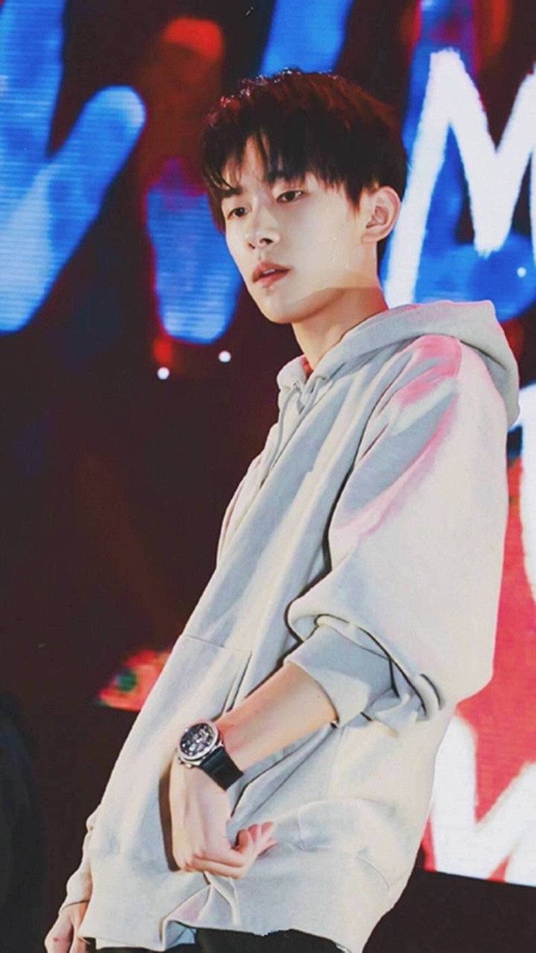 秋冬新款易烊千玺同款卫衣生日会男女情侣装连帽卫衣