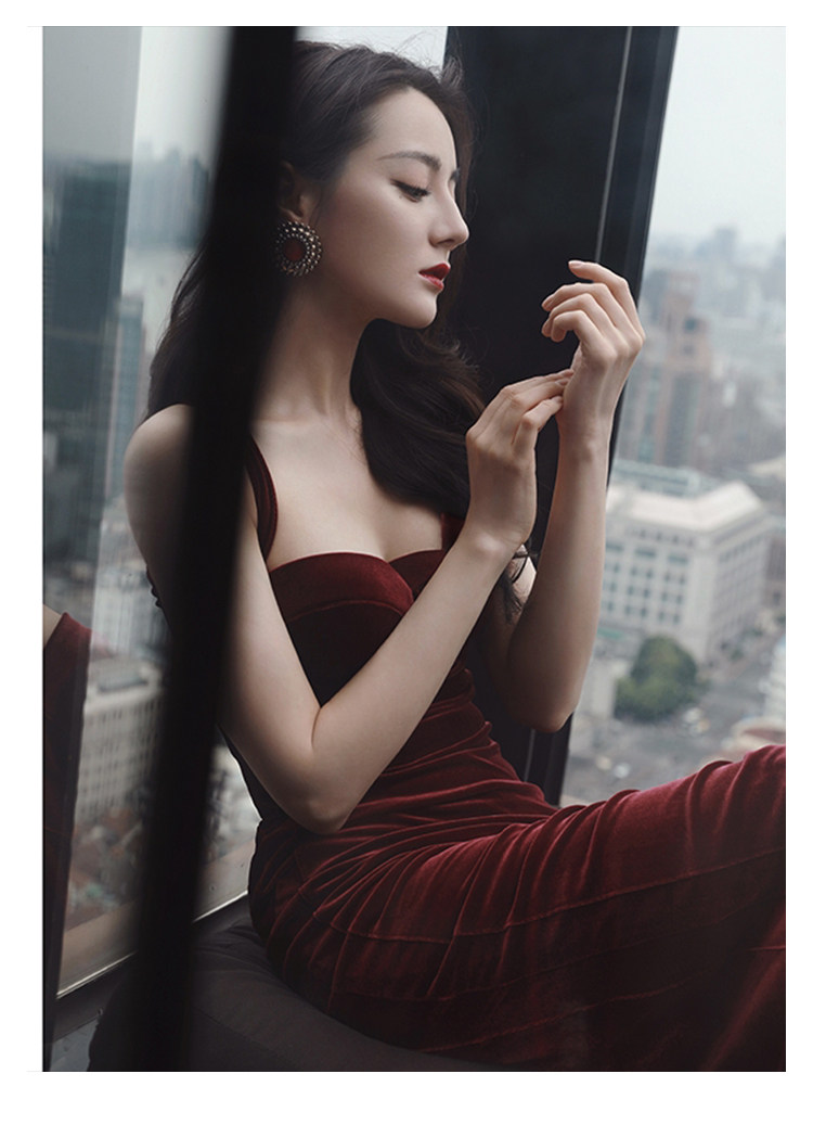 迪丽热巴 秋冬新款丝绒玫瑰复古修身礼服吊带裙