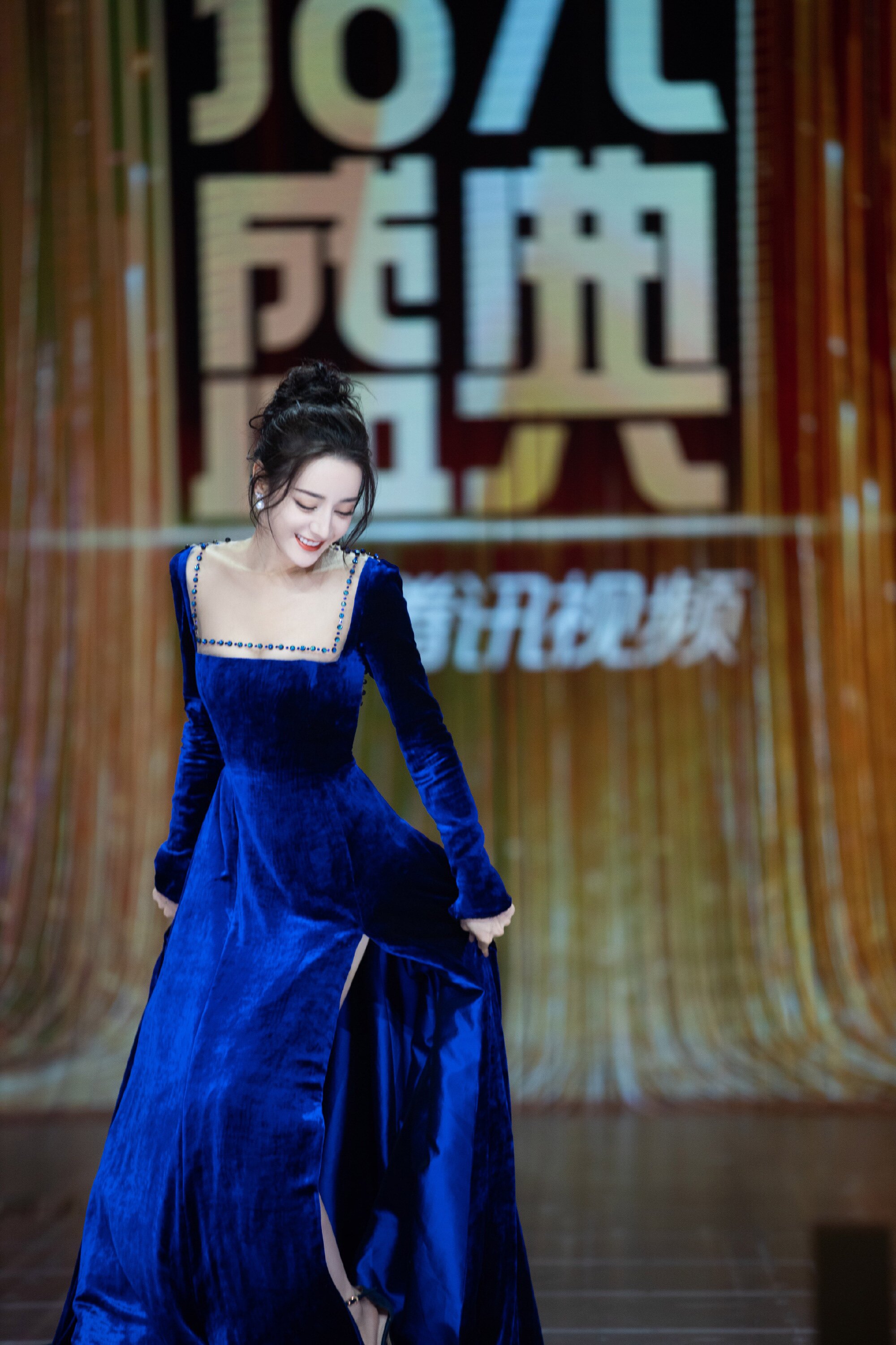 热巴同款蓝色丝绒高开叉长裙气质御姐礼服年会礼服