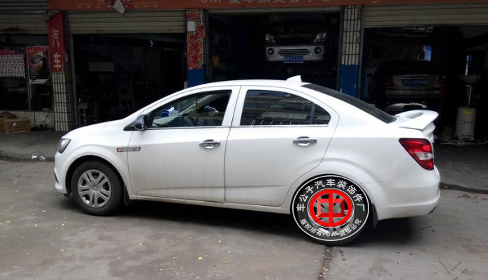 爱唯欧尾翼雪佛兰汽车新爱夹式打孔带灯abs改装尾翼