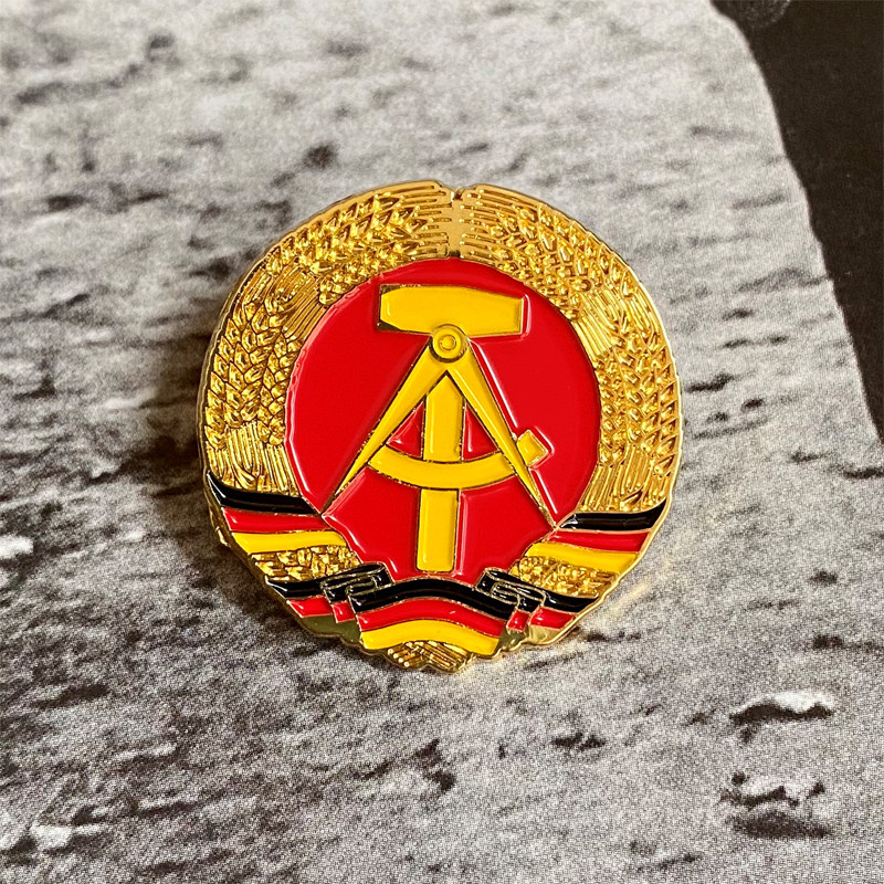 东德民主德国ddr国徽胸针徽章社会主义国家复古纪念文化创意邮册