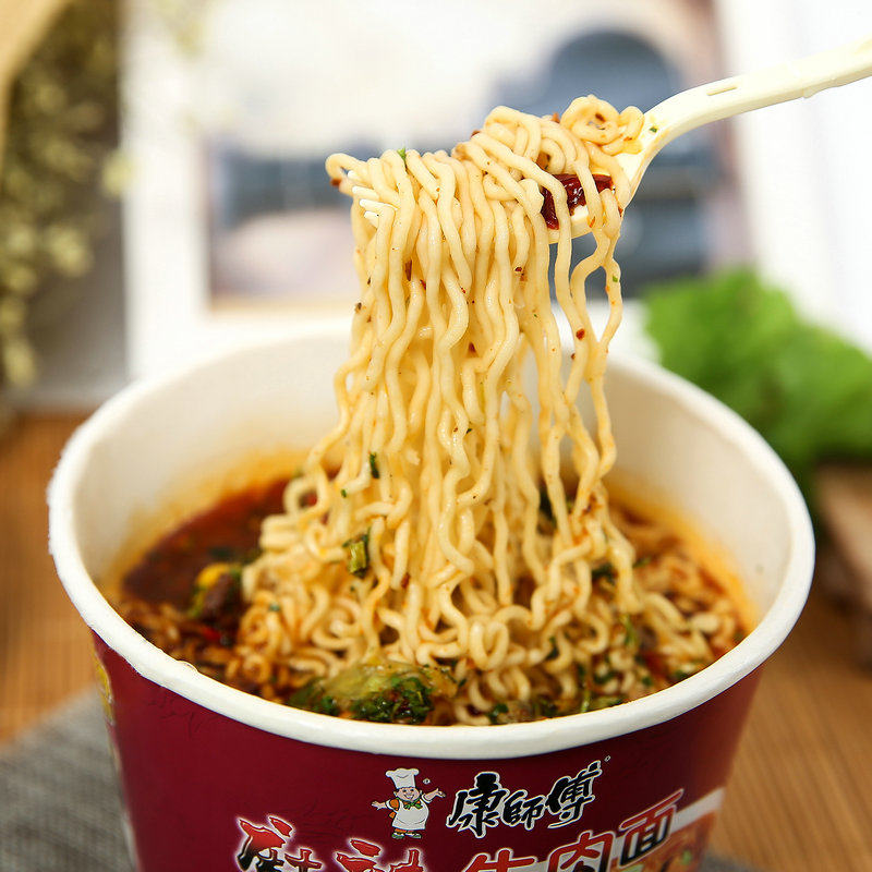 康师傅方便面开心麻辣牛肉面113g12桶泡面速食面即方便面