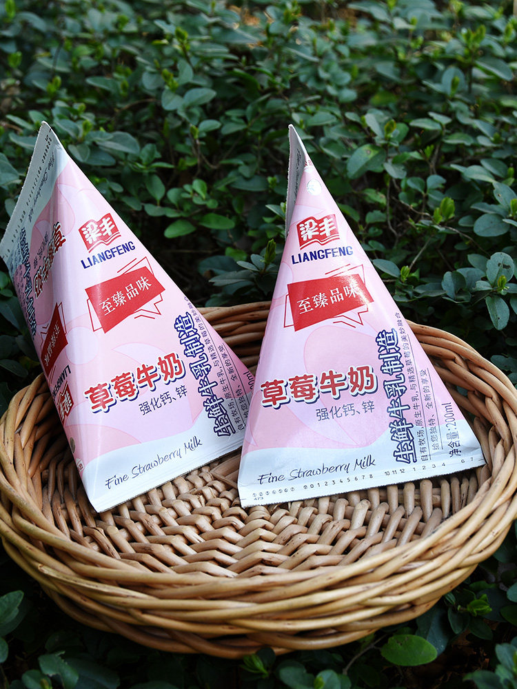 草莓牛奶苏州张家港特产梁丰200mlx12网红三角纯牛奶