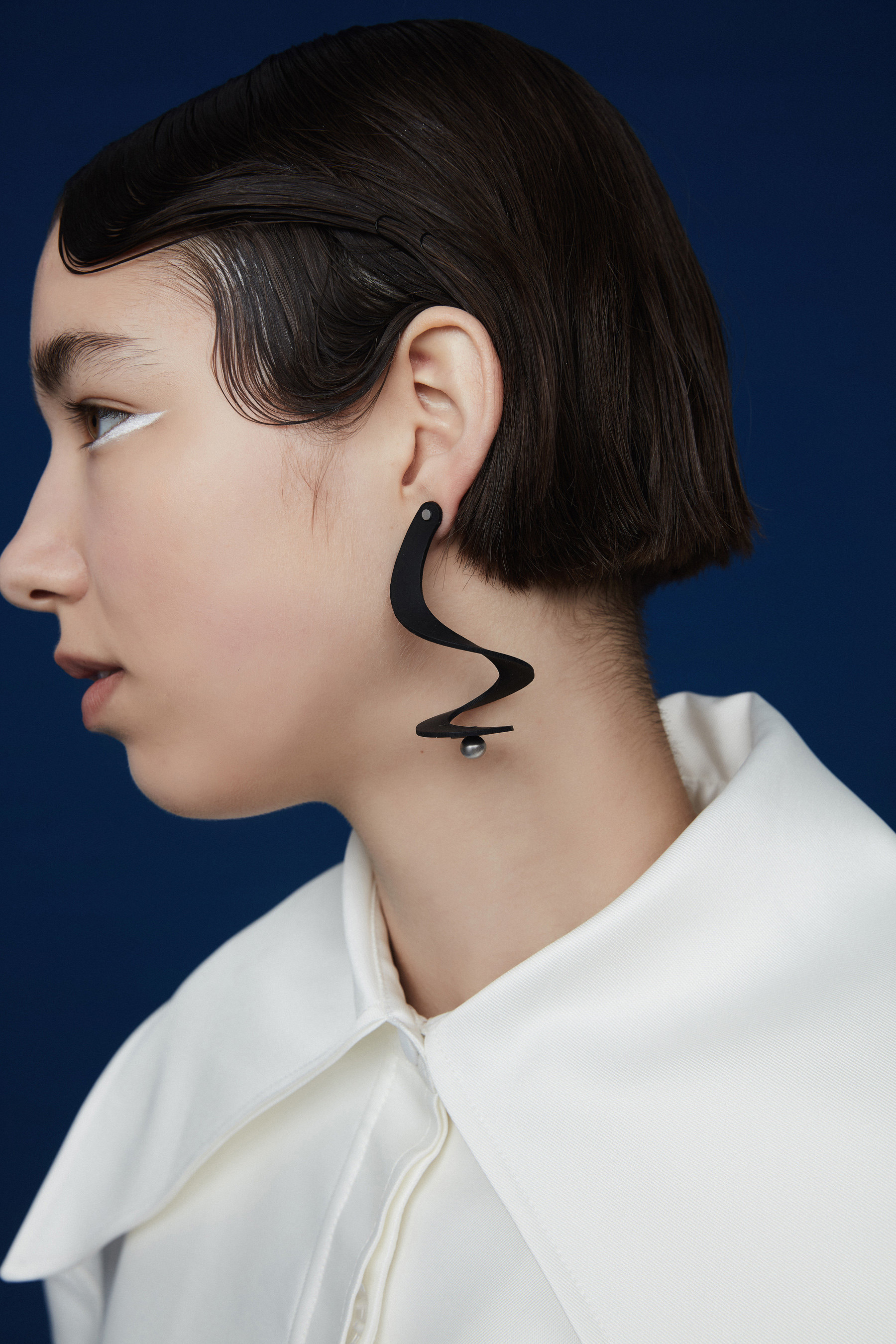 巢白色旋转耳环柔软轻松耳钉原创设计师品牌