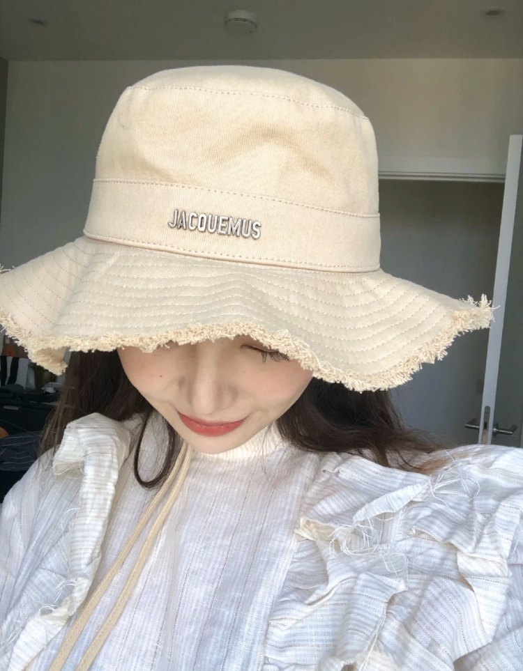 代购jacquemus21s春夏金属字母毛边帆布logo渔夫帽子