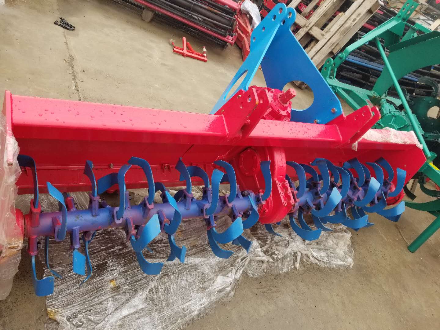 一台加强型中高箱旋耕机轰隆作响,快速比设计让土壤翻得又快又平整
