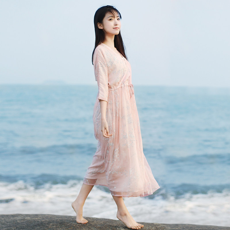 青春正好的年华里,这款裙子带给我们的是"银丝撒花洋绉裙"的飘逸动人