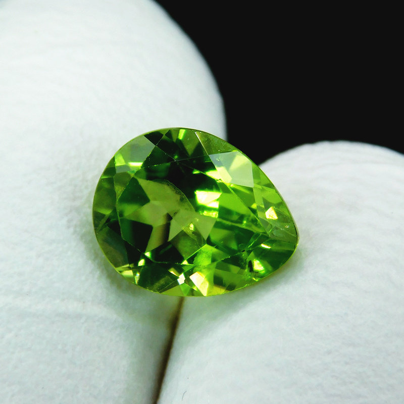 鲜艳天然翠绿色贵橄榄石264克拉戒指戒面宝石裸石梨形有视频包邮