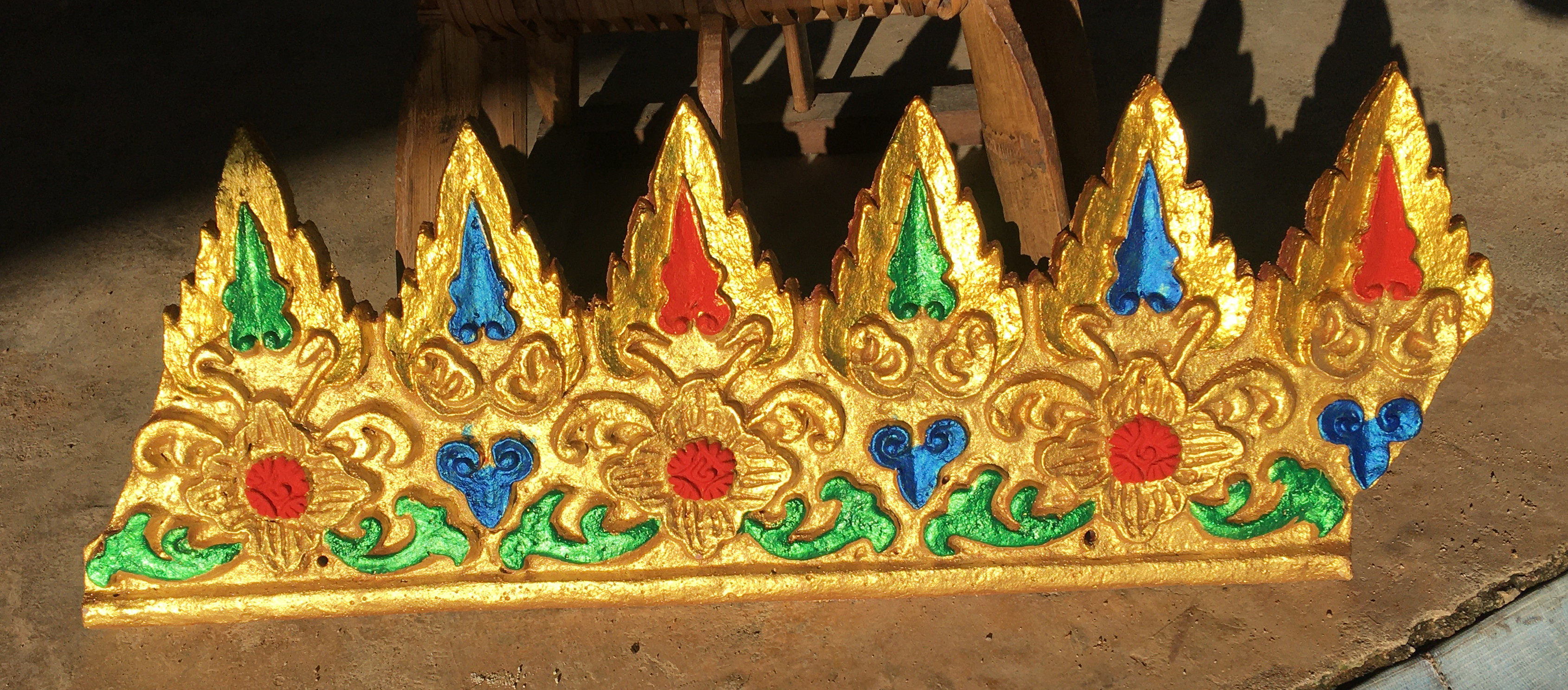 西双版纳餐厅装饰金孔雀屋顶泰式门头房檐傣族金色傣族