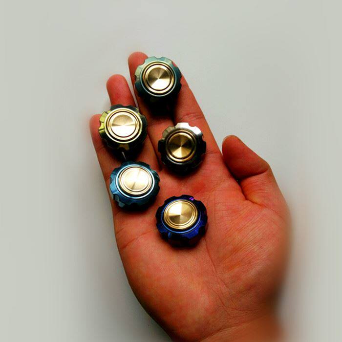 小巧精致手感好mini齿轮绝版指尖陀螺钛合金解压陀螺