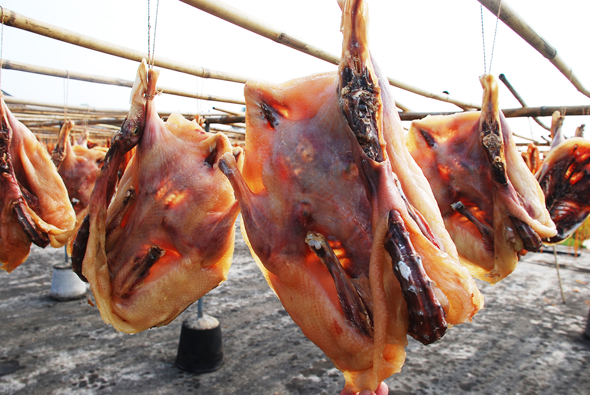 风干腊鸭农家安徽特产手工板鸭咸鸭味腌制盐腌肉