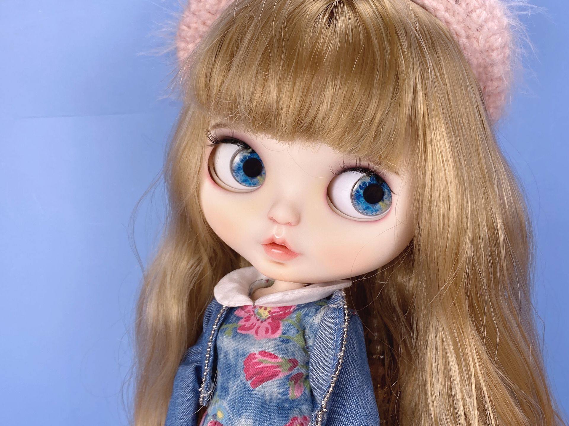 小嘟嘟嘟嘟嘴棕色齐刘海大卷配金色爱心眼皮女孩娃娃