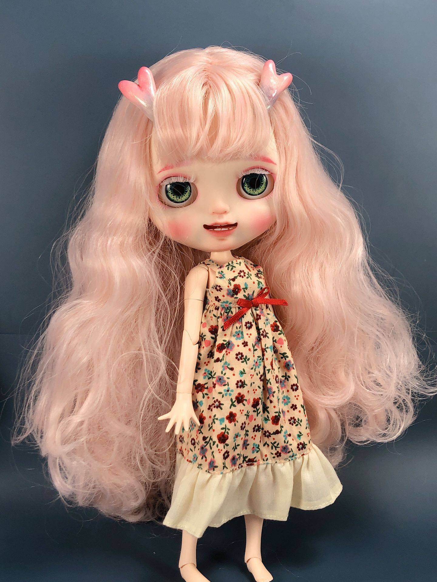 小布改娃独角兽妆容两个龙角开嘴大笑粉色眼皮娃娃