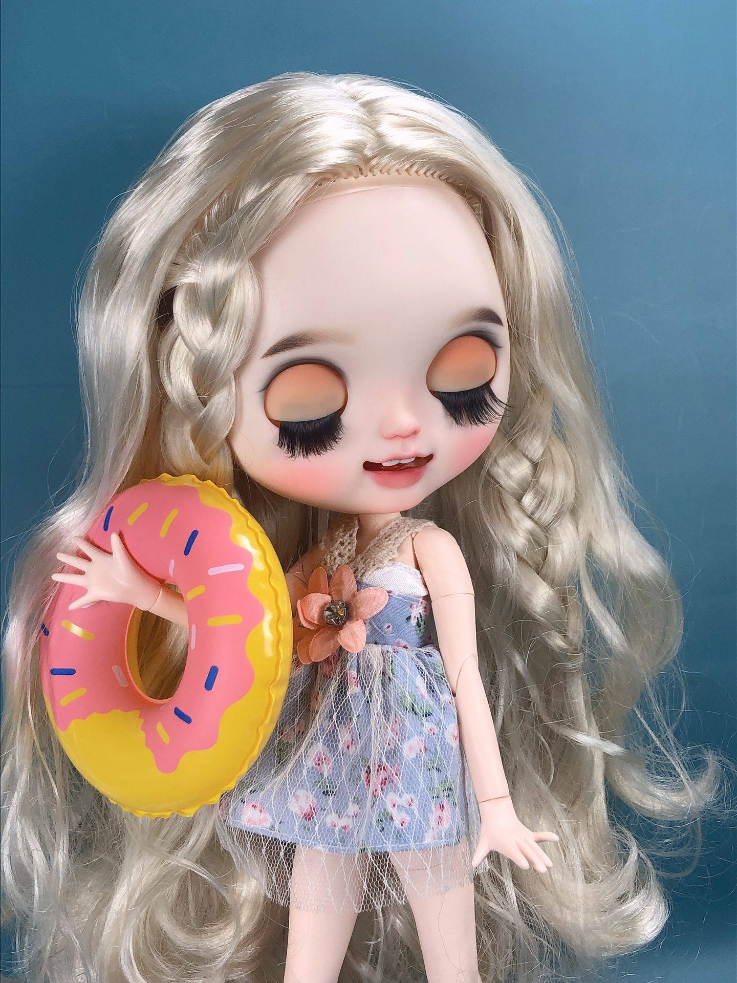 小布改娃金色长发辫子笑脸可爱妆容渐变眼皮娃娃