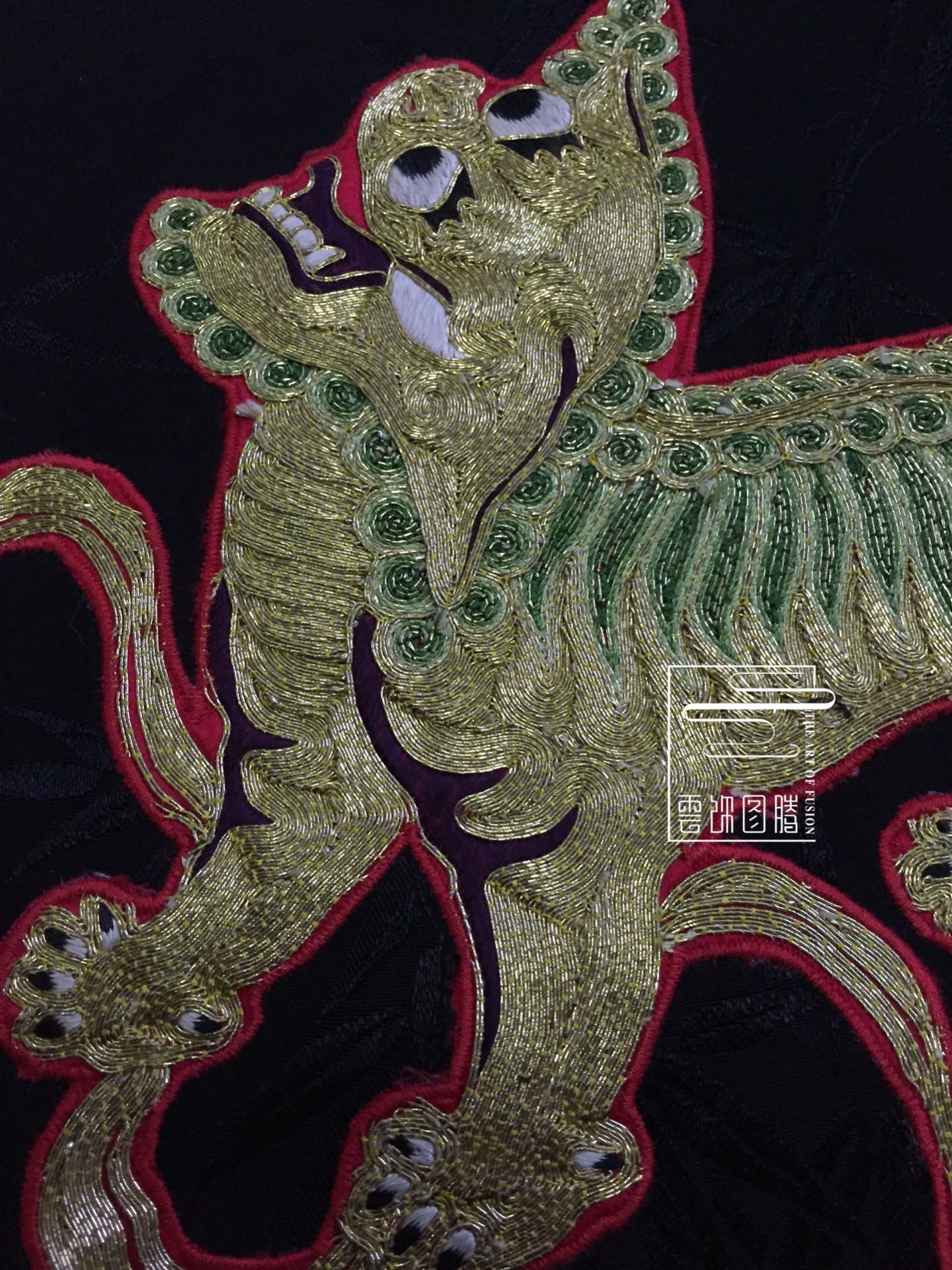 云饰图腾原创女装长袍手工绣老绣狮子滚绣球民族风斜襟立领连衣裙