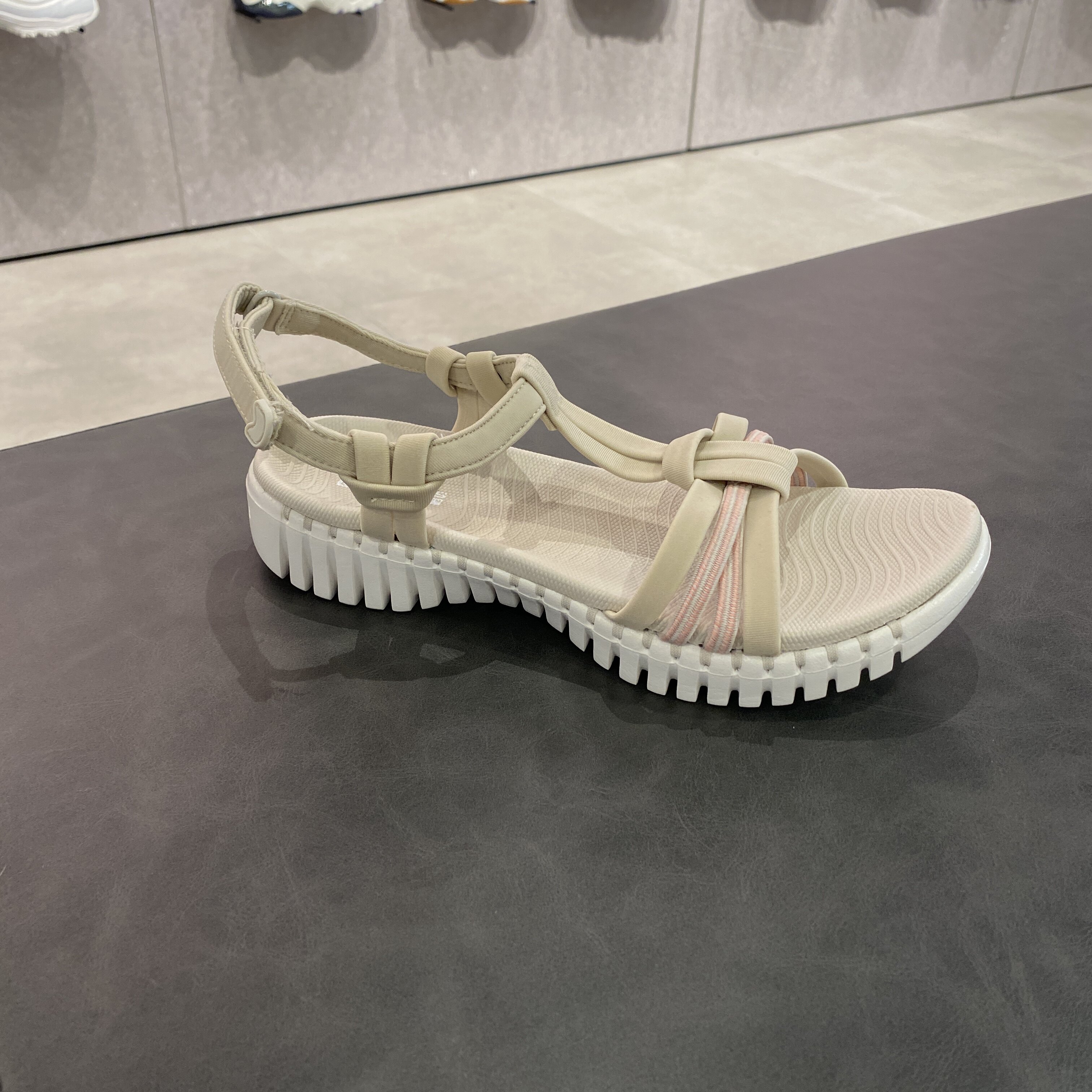 skechers斯凯奇女子夏季减震超轻透气健步魔术贴凉鞋沙滩鞋140197