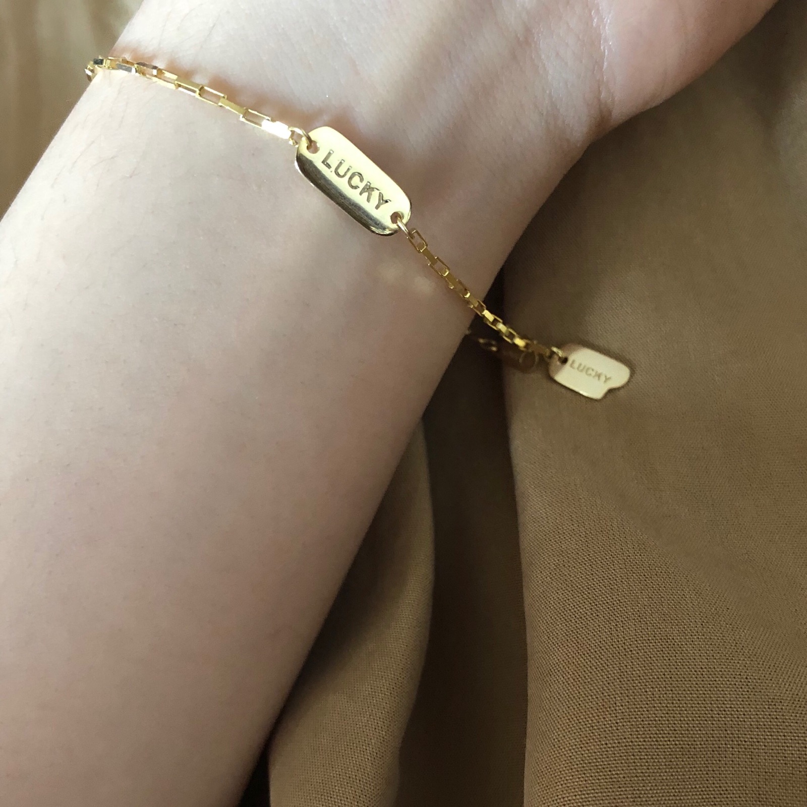 加粗简约字母方牌通体回馈金属时髦手链lucky手链