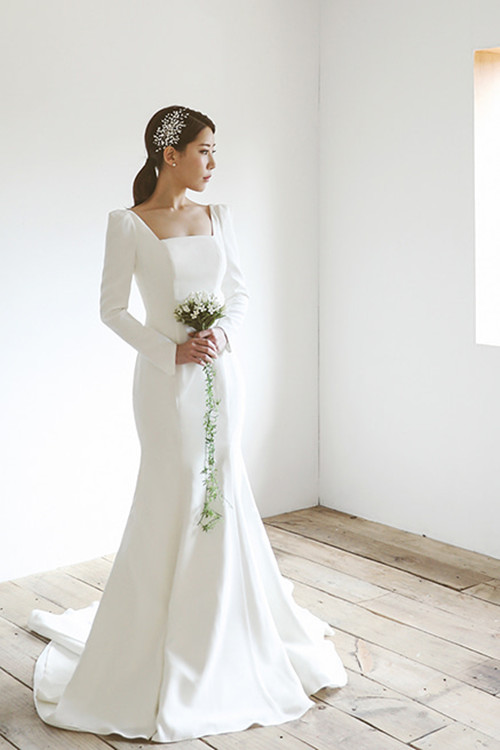 极简缎面长袖婚纱礼服户外草坪蜜月旅行旅拍新娘婚纱