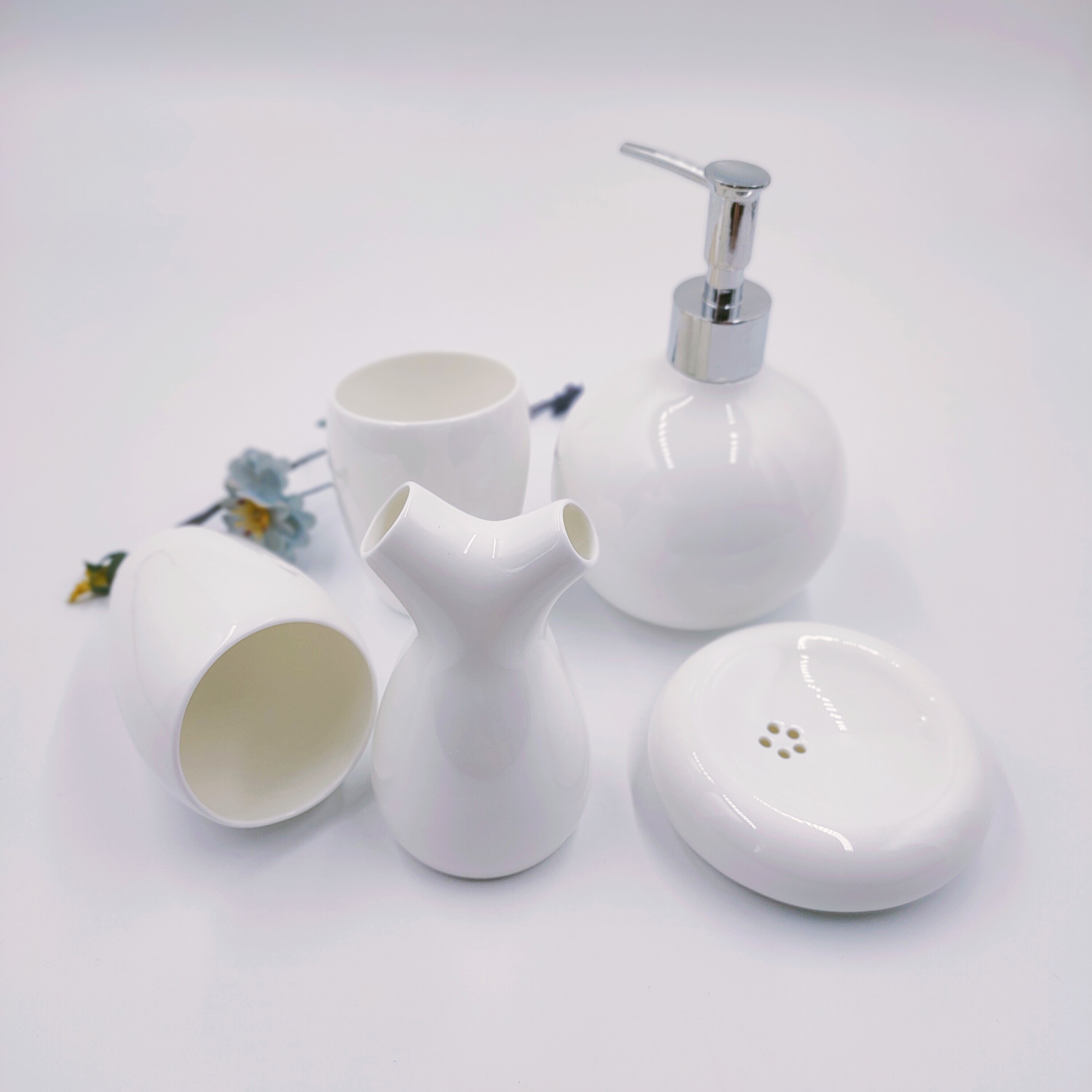 骨瓷浴室洗漱套件刷牙杯具情侣漱口杯皂碟简约浴室用品套件