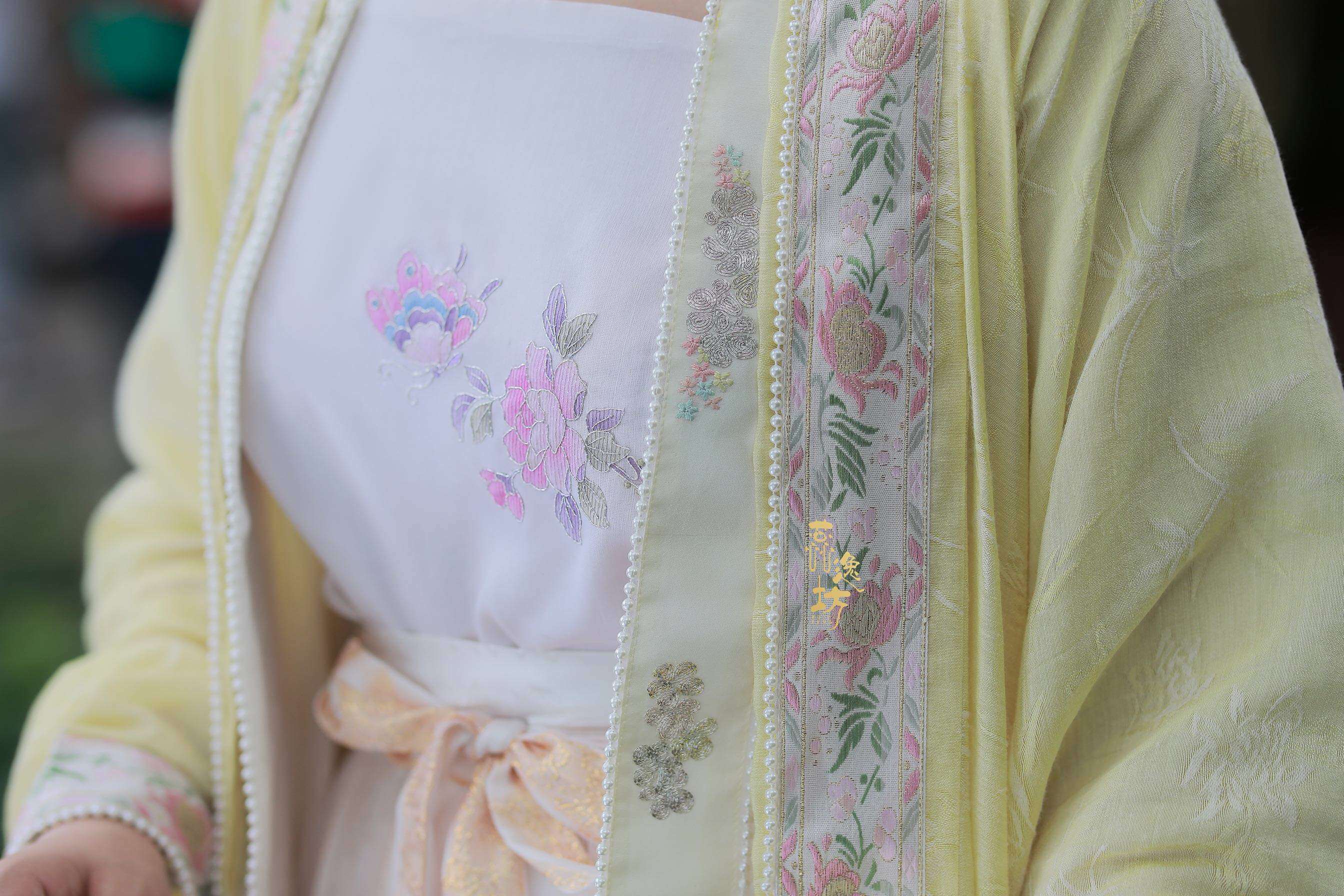 手工刺绣真丝吊带背心手绣盘银粉蝴蝶汉服定制汉服