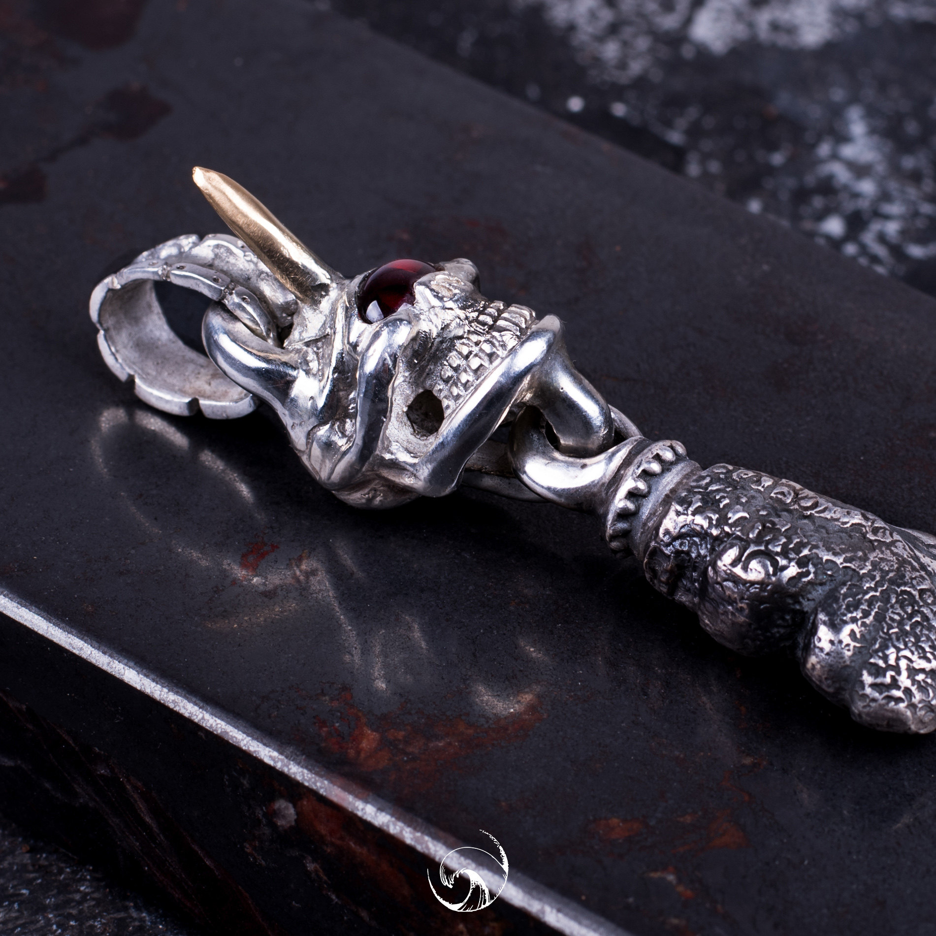 高山隆骷髅红宝石宝石眼独眼金角鹰爪吊坠stoplight挂饰项坠