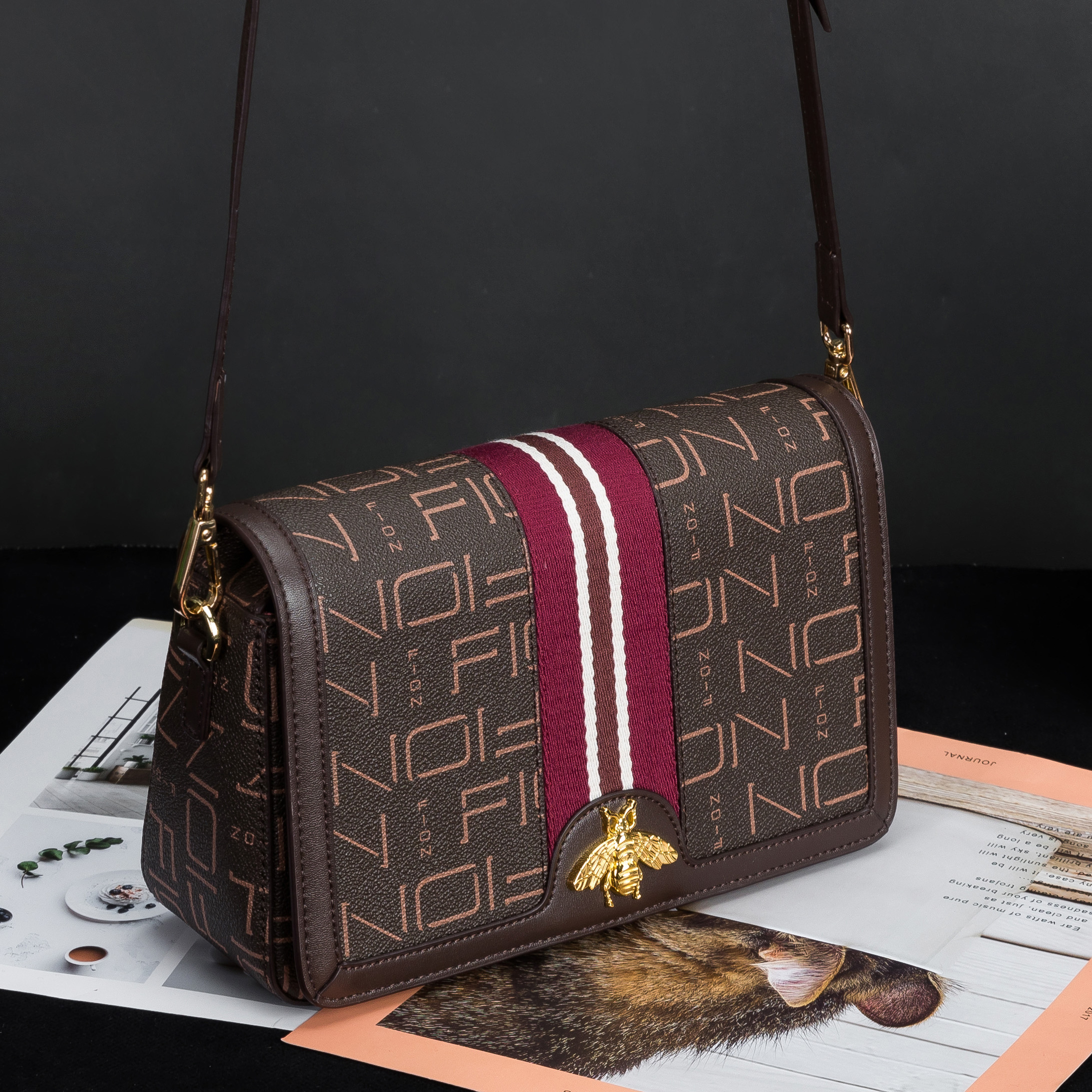 fion菲安妮蜜蜂单肩包包女2020新款时尚休闲小方斜挎包女士包袋