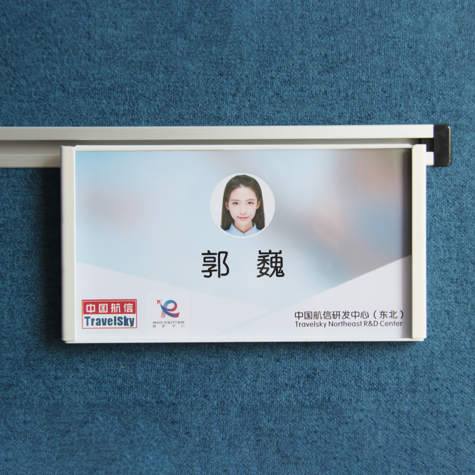 钢制工位牌上挂职位牌烤漆工作人员座位牌屏风挂牌人名岗位牌定做