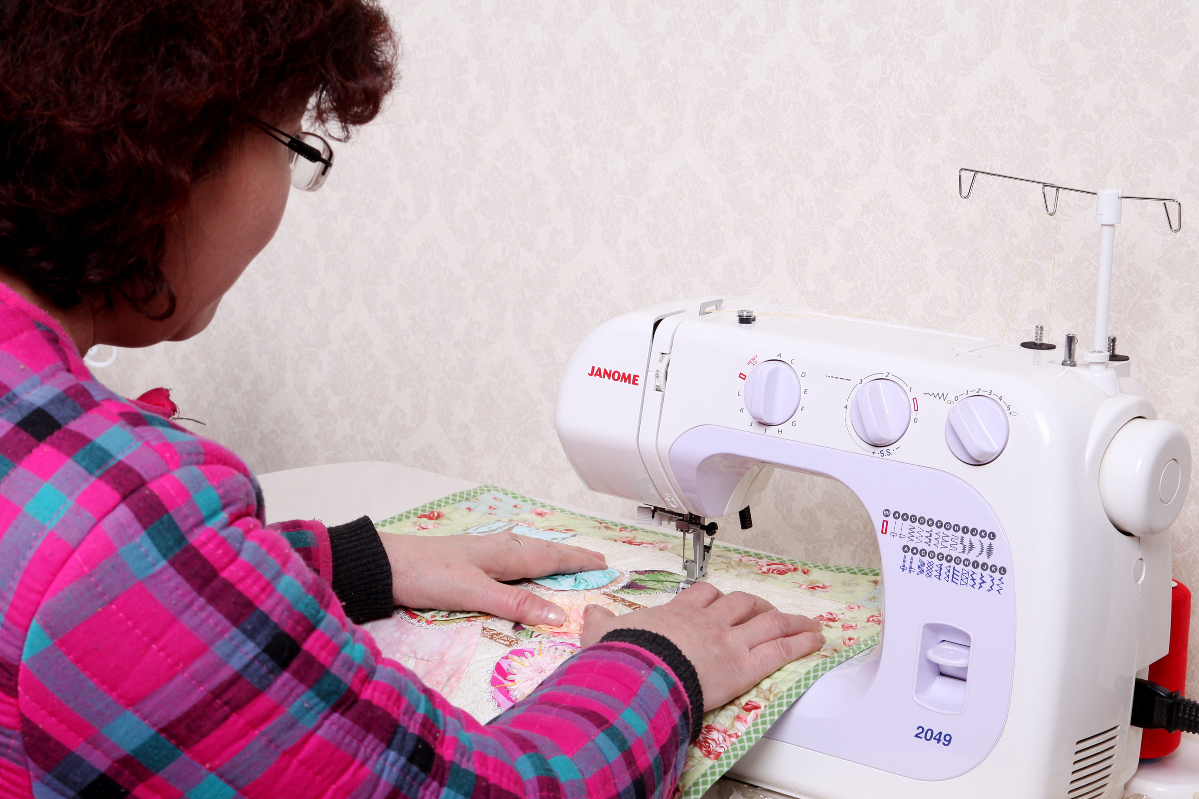 真善美缝纫机家用电动多功能台式迷你带锁边吃厚2049送礼包邮