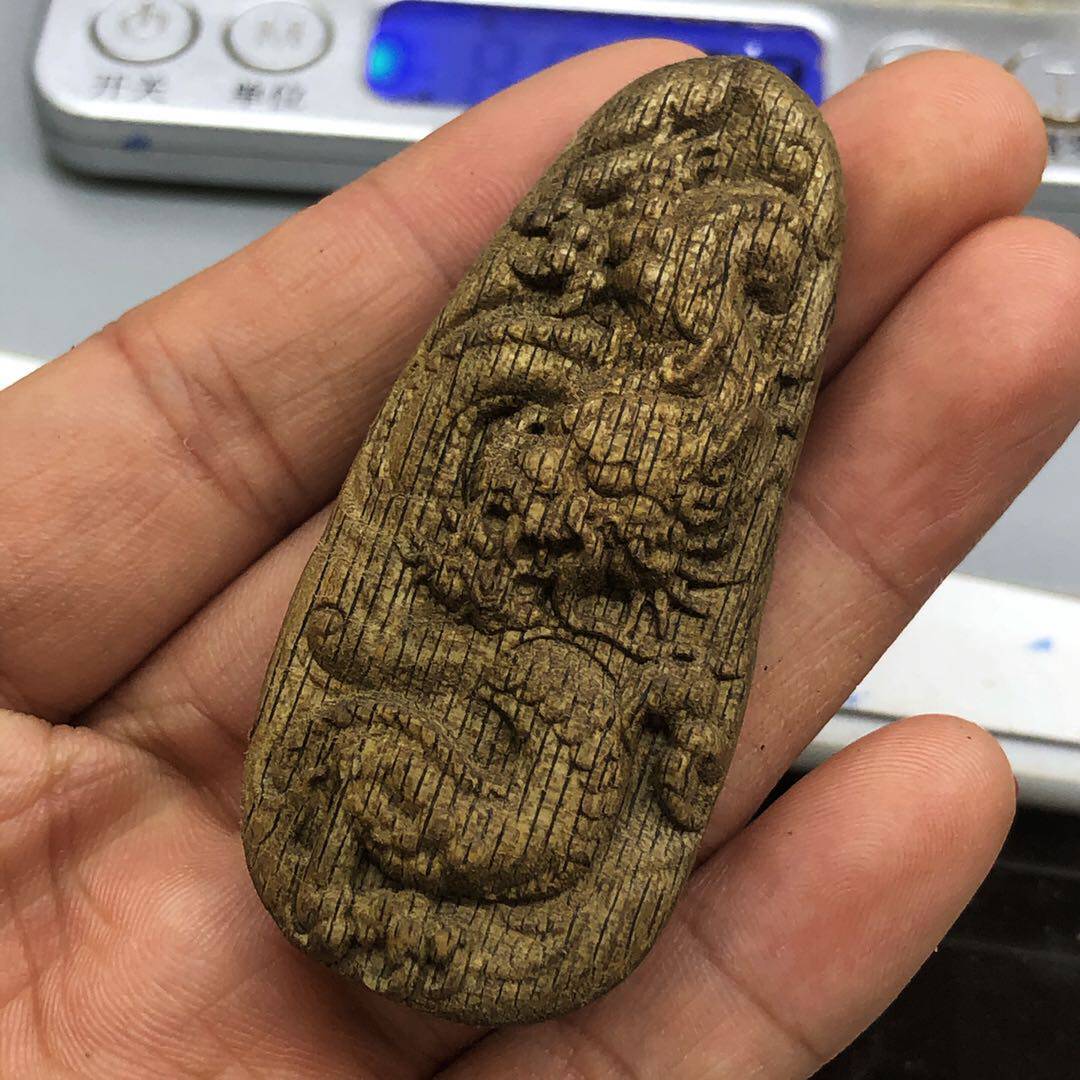 收藏工艺品沉香柬埔寨饰品挂件雕刻送礼龙牌安下项坠