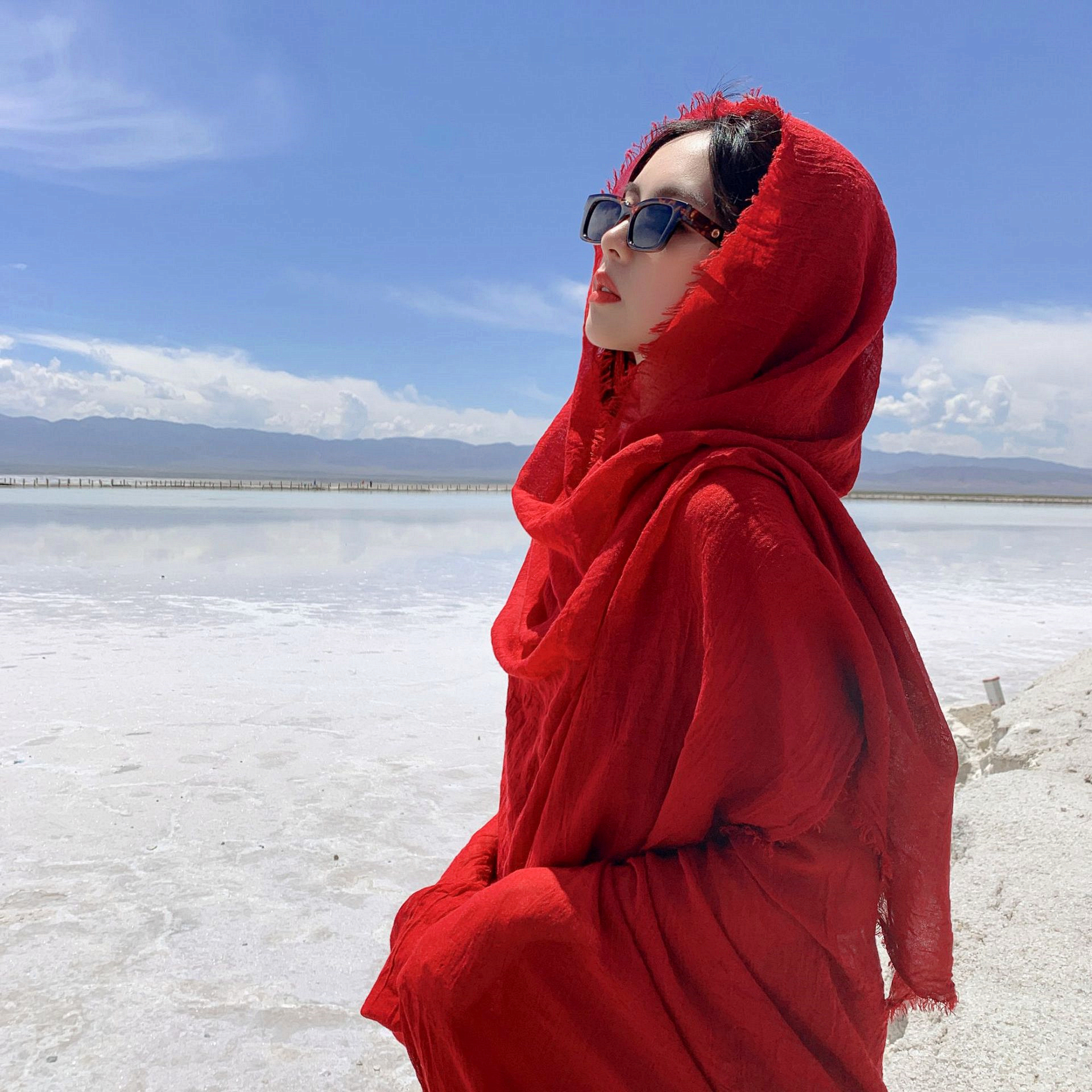 红色拍照棉麻围巾女冬薄沙漠保暖披肩青海茶卡盐湖海边旅游沙滩巾