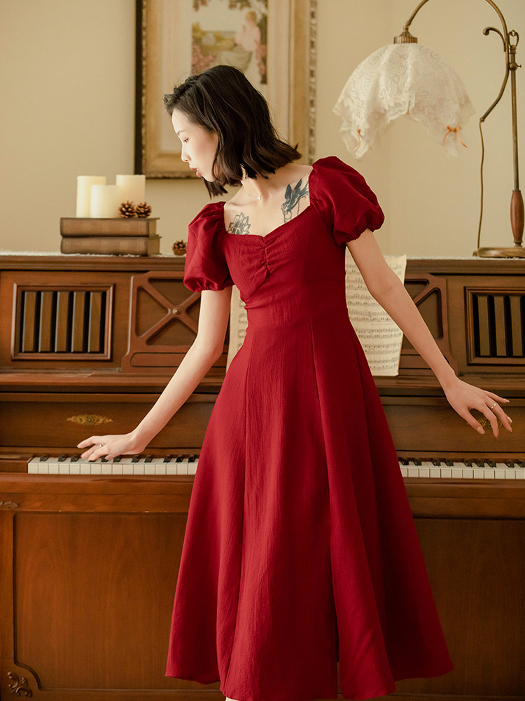 红色连衣裙夏季赫本风开小红法式复古2022新款连衣裙