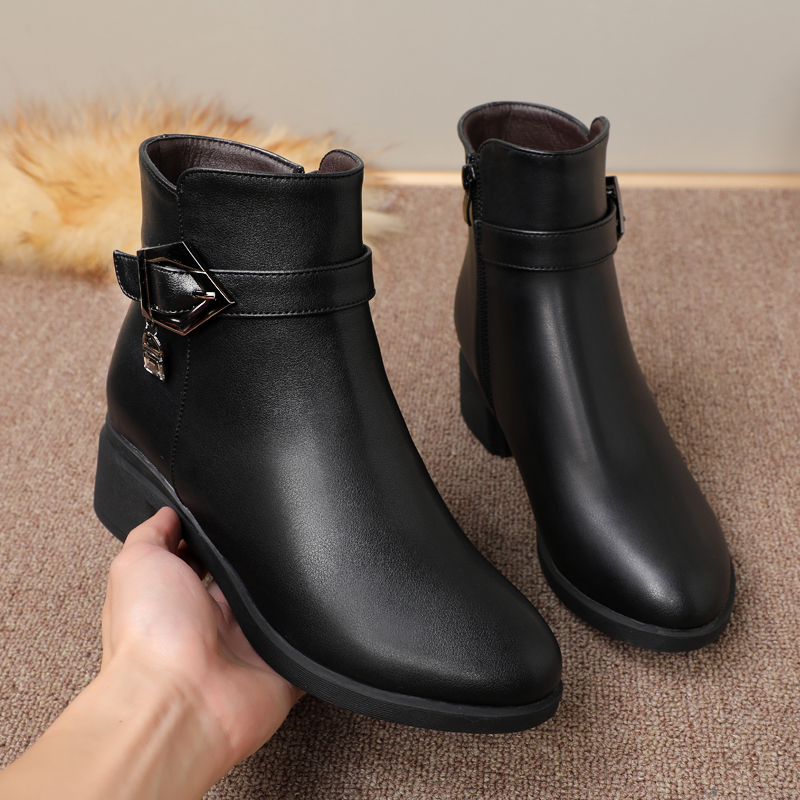 意尔康新款皮鞋女士秋冬季加绒加厚保暖短靴软底时装靴