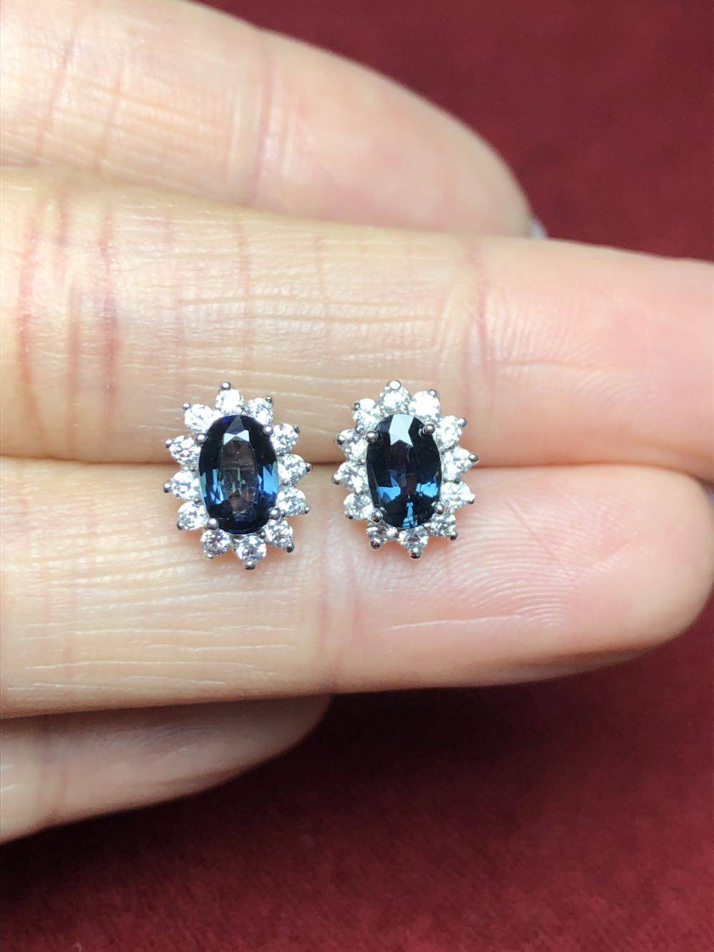 蓝宝石高品质18k白金天然耳钉戴妃款围钻满火彩耳钉