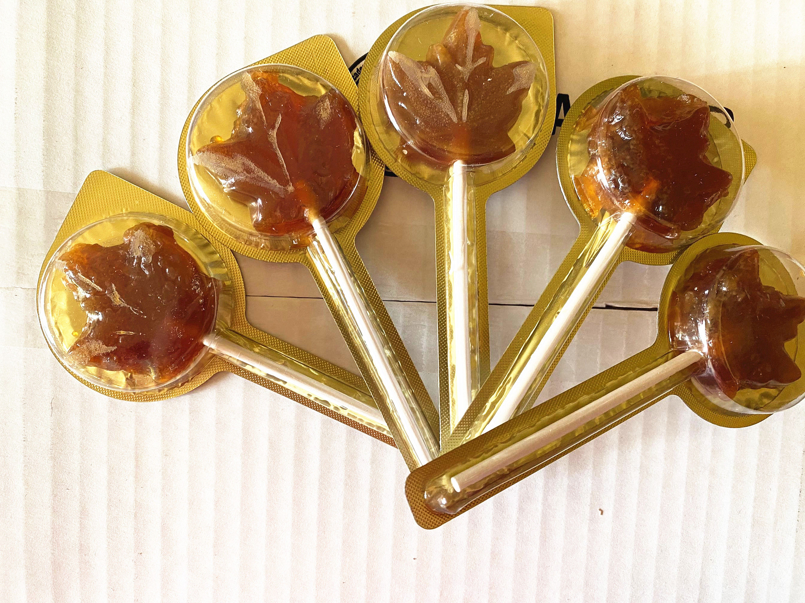 加拿大特产进口枫叶棒棒糖亲嘴糖浆情话糖果破损糖果