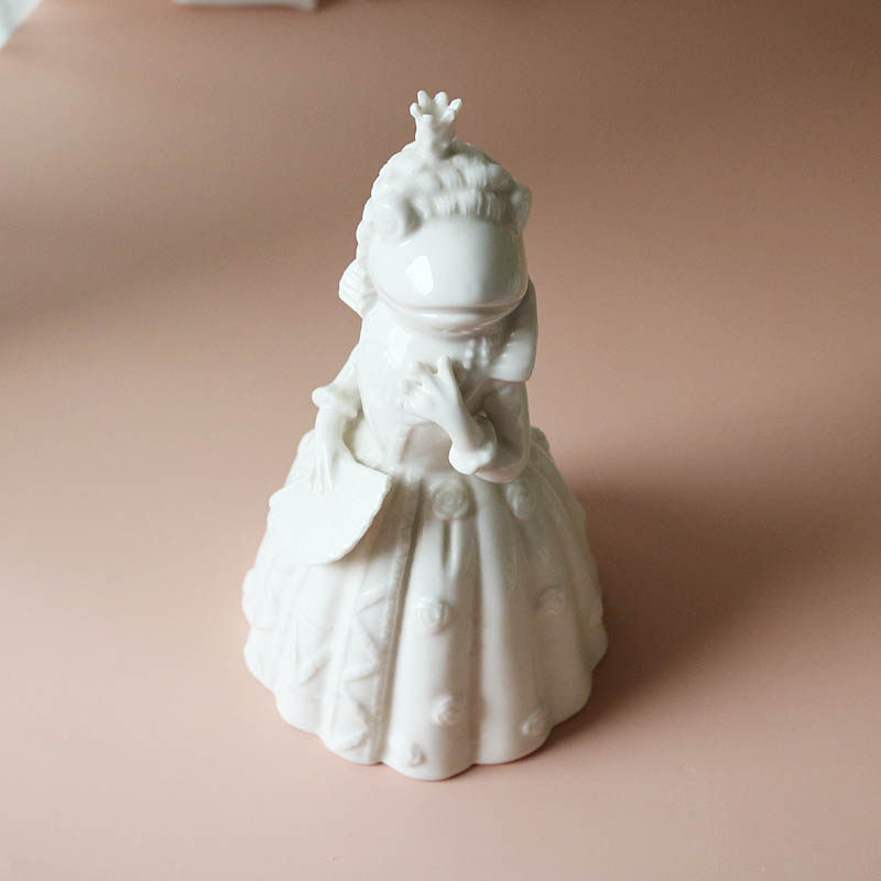 w1962出口欧洲复古陶瓷白色立体青蛙公主瓷偶摆件摆件