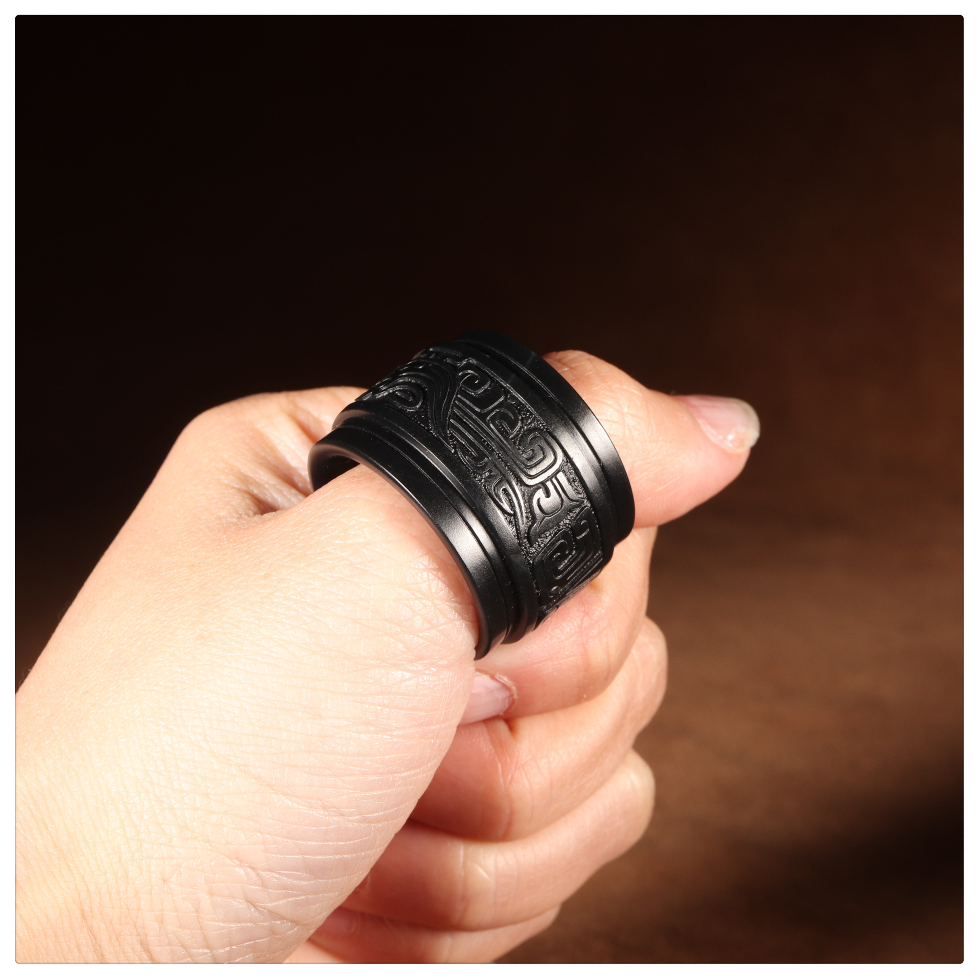 在售仿古纹饰墨玉扳指正宗新疆和田玉男士玉戒苏工特色黑如墨