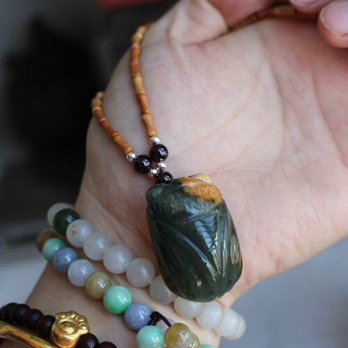 天然玉石保真和田玉河磨籽料原皮析木绿手工项坠