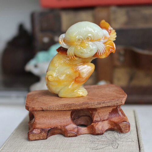 天然玉石保真岫玉花玉手工雕刻设计生肖可爱小猴摆件