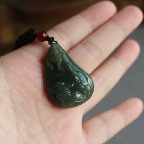 天然玉石保真和田玉河磨籽料析木绿手工雕刻项坠