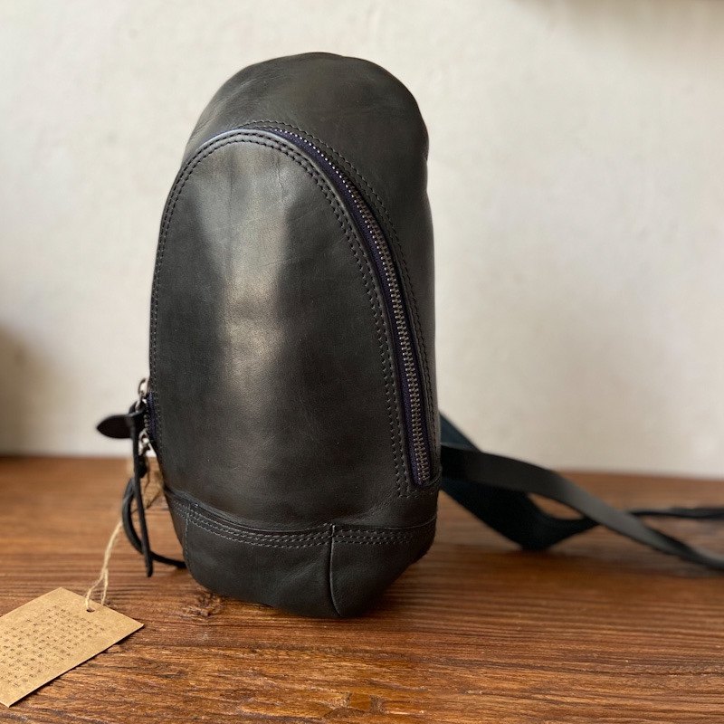 经典重出阿美咔叽男士胸包斜挎包休闲青年植鞣男士包袋