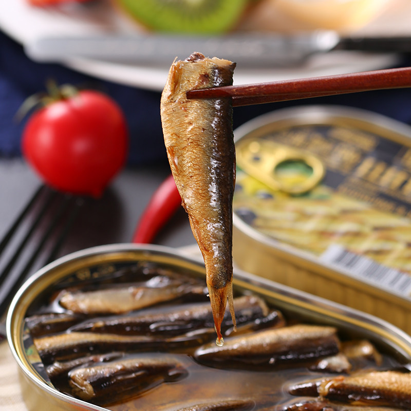 俄罗斯进口鲱鱼罐头头油烟熏整条无头小鱼开罐鱼类罐头