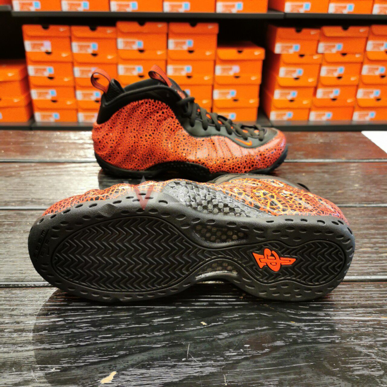 专柜正品耐克airfoamposite1男子黑红熔岩喷泡篮球鞋篮球鞋