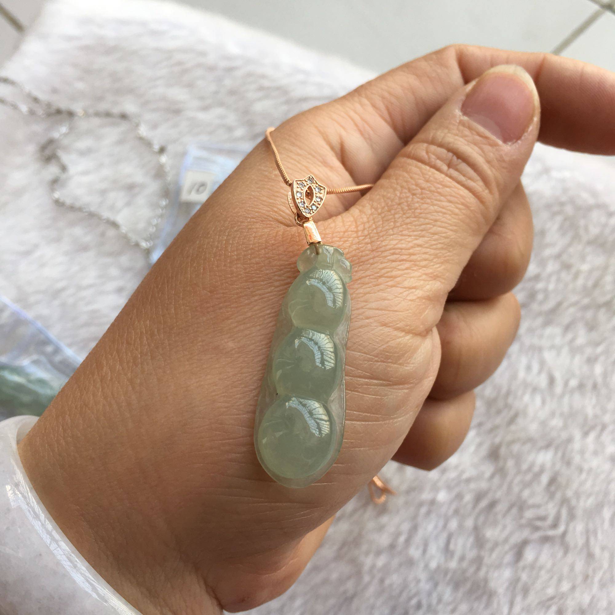 缅甸冰种淡绿翡翠豆子吊坠富贵豆玉荷兰豆挂坠颈饰