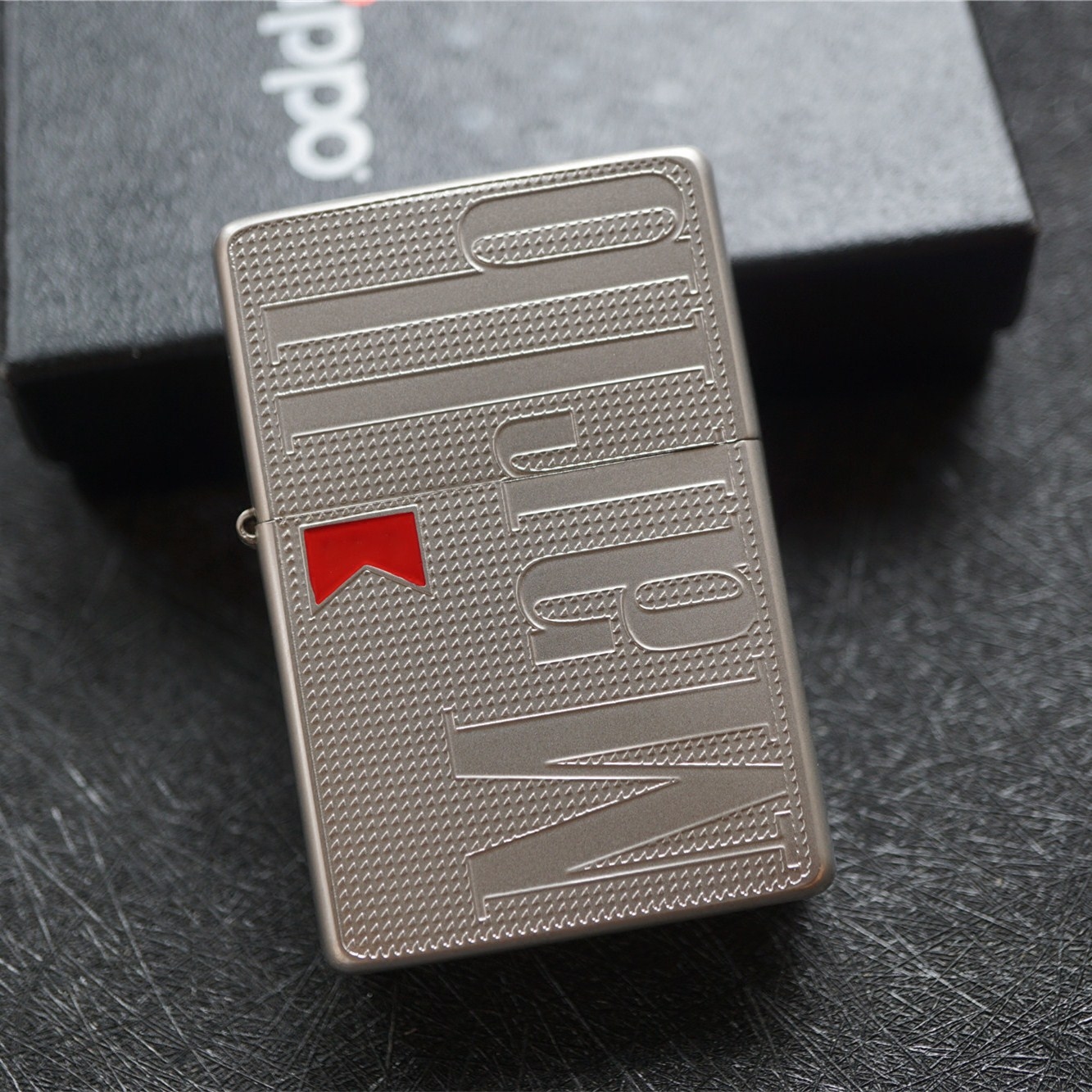 zippo原装正品2011年万宝路铃鹿赛道侧标小红抽奖机zippo