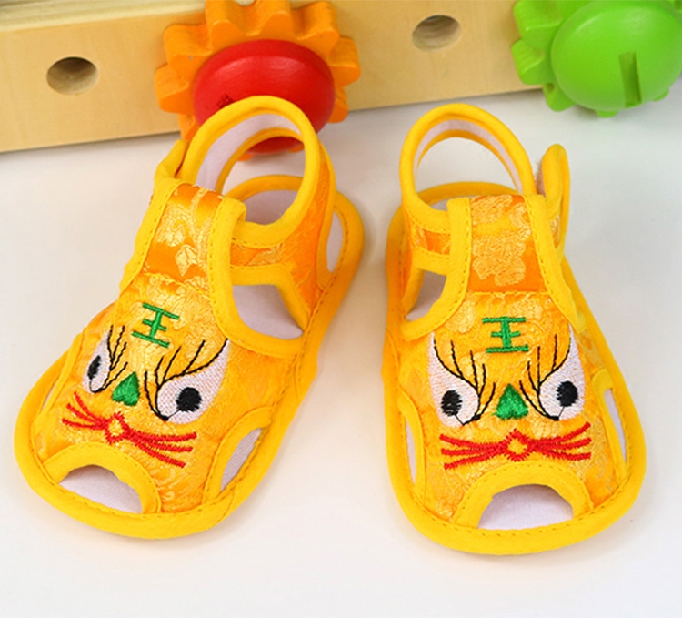 婴儿虎头鞋老虎鞋软底宝宝凉鞋唐装绸缎满月防滑学步鞋婴儿眉眼鞋-图3