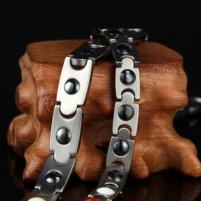 日本momo抗疲劳防辐射情侣手链纯钛钢锗石磁石保健男女士时尚手链